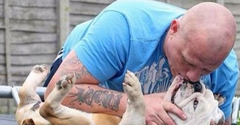 ：英国斗牛犬史黛拉终于尝到了贪吃的代价。它在巡弋BBQ派对的“劫后”战场时，找到一根骨头。没料到可能啃得太急，骨头卡在咽喉上，让它当场窒息。而它的主人，一名军队里的前急救员，以深情的生命之吻，让他心爱的狗死而复生。