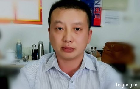 黑色，短腿，截尾，胸前白色1807...