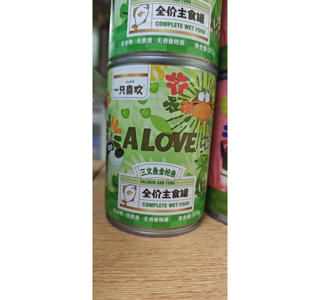 一只喜欢三文鱼金枪鱼全价主食罐