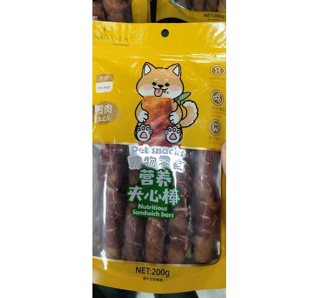 咬的欢鸭肉夹心棒。